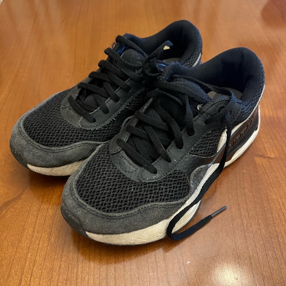 Boys 4.5 Nike AirMax sneakers